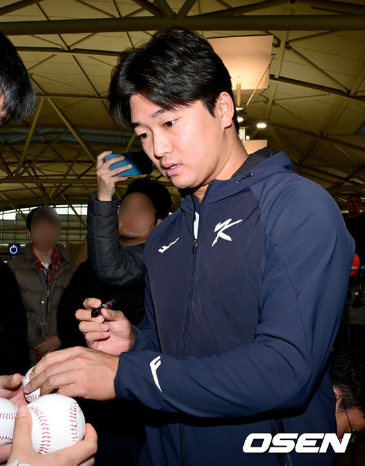 [OSEN=인천공항, 최규한 기자] 류지현 감독이 이끄는 한국 야구대표팀이 오는 3월 열리는 WBC를 준비하기 위해 9일 오전 인천공항을 통해 미국령 사이판으로 출국했다.류지현호는 9일부터 21일까지 사이판에서 1차 전지훈련 담금질에 나선다.대표팀 고우석이 팬들의 사인 요청에 응하고 있다. 2026.01.09 / dreamer@osen.co.kr