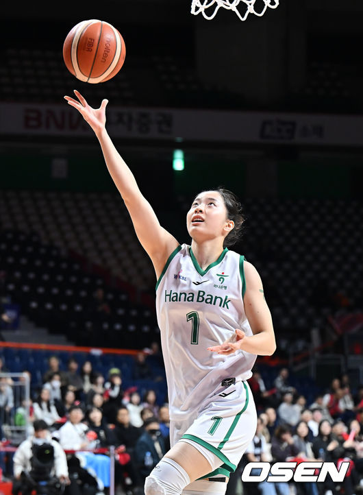 [OSEN=부산, 이석우 기자] 19일 부산 사직실내체육관에서 BNK금융 2025~2026 여자프로농구 부산 BNK와 부천 하나은행의 경기가 열렸다. BNK는 KB스타즈와 함께 8승 6패로 공동 2위에 올라 있는 가운데, 5연승으로 부동의 1위를 질주 중인 하나은행을 상대로 단독 2위 도약에 도전한다.부천 하나은행 박소희가 속공에 이은 골밑슛을 하고 있다. 2025.12.19 / foto0307@osen.co.kr