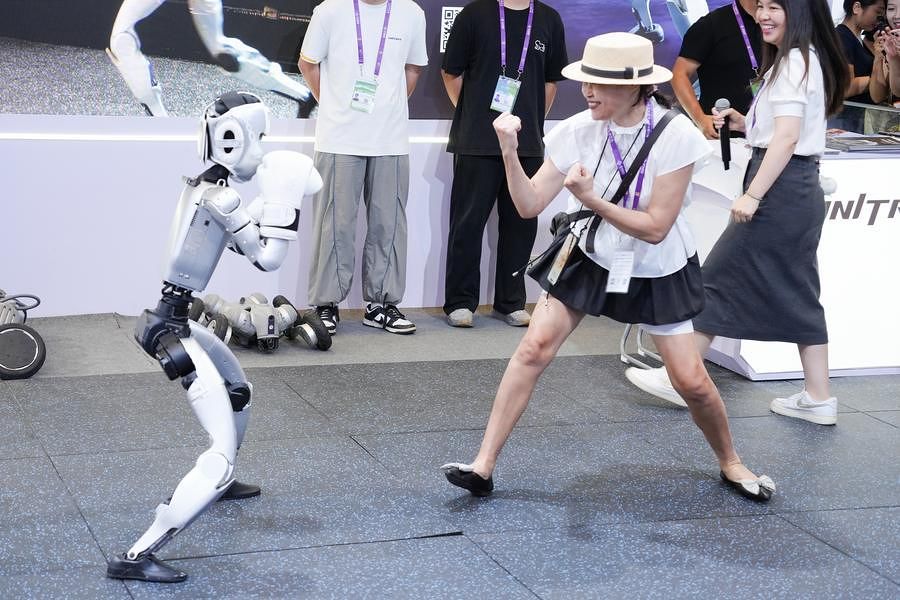 2025년 9월 19일 '제21회 중국-아세안박람회(CAEXPO)'에서 한 관람객이 휴머노이드 로봇과 복싱을 하고 있다. 신화통신