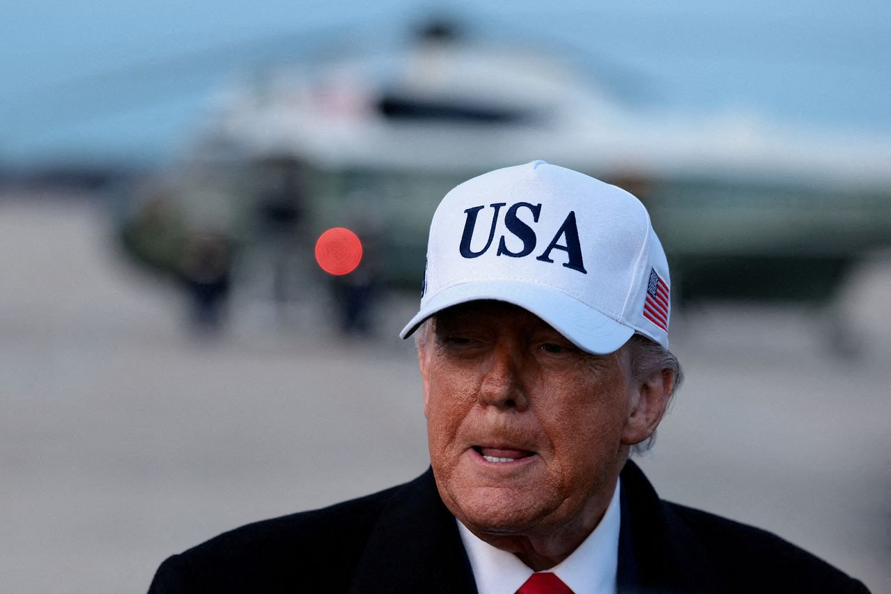 도널드 트럼프 미국 대통령이 13일(현지시간) 미 미시간주 디트로이트에서 귀환한 후 미 메릴랜드주 앤드루스 합동기지에서 기자들과 대화하고 있다. 로이터=연합뉴스