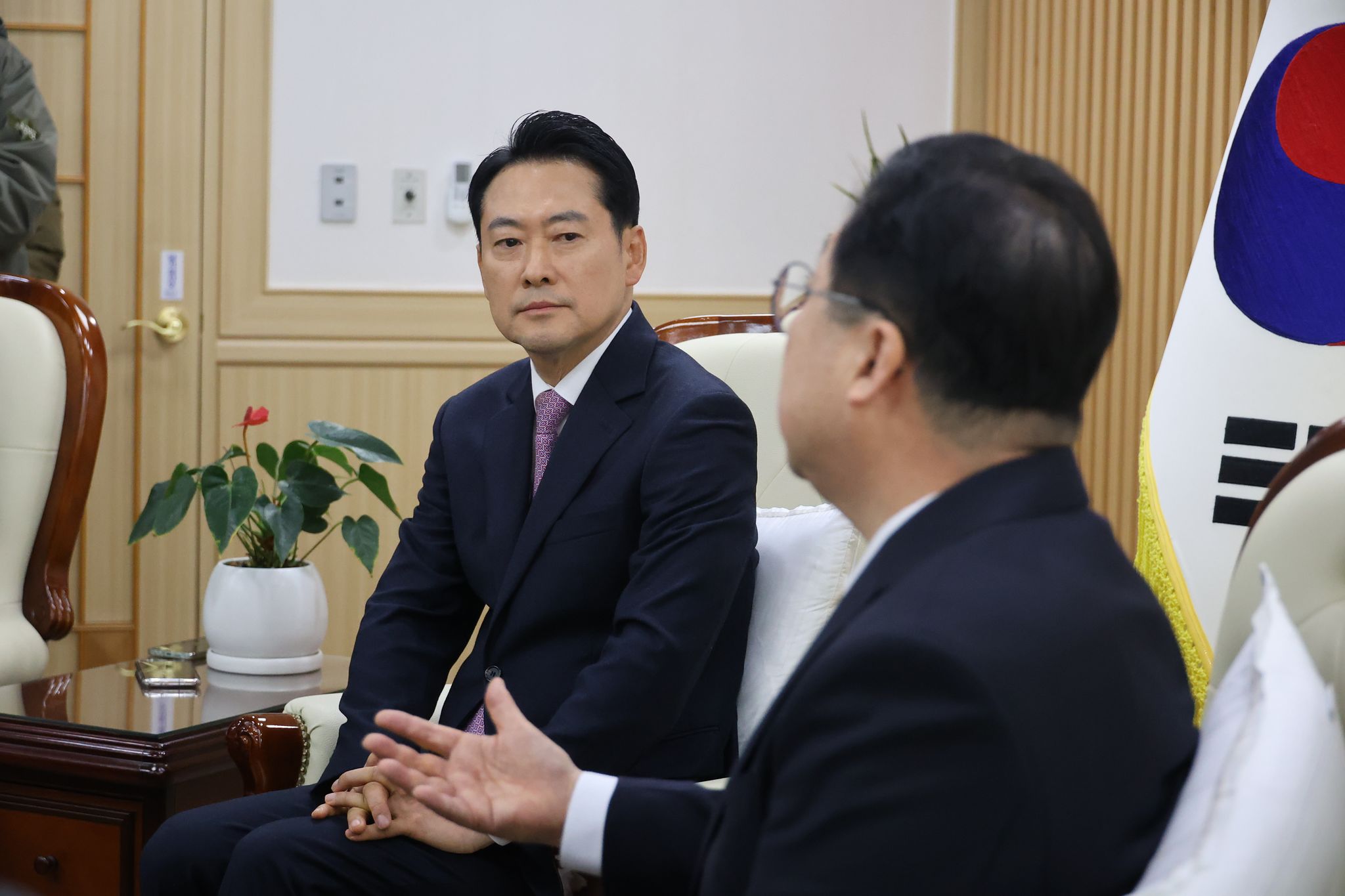 국민의힘 장동혁 대표가 14일 오전 대전시청을 방문하고 대전·충남 행정통합 관련 이장우 대전시장의 말을 듣고 있다. 연합뉴스