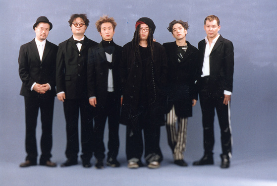  정재일 감독이 밴드 '긱스'의 멤버로 활동하던 시절. 오른쪽에서 세 번째가 정 감독이다. 중앙포토