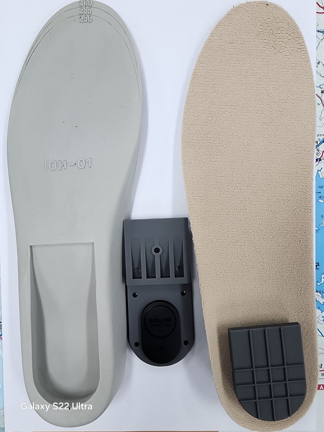 신발 깔창에 부착한 위치추적용 '스마트 태그' 모습. 사진 경남경찰청