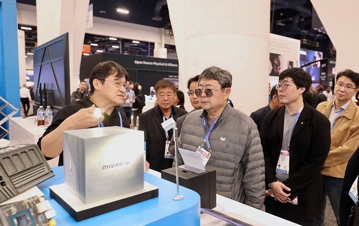 이수그룹 김상범 회장이 CES 2026에서 피지컬 AI 국내 기업 부스를 둘러보고 있다. 김상범 회장(오른쪽 세번째) ㈜이수 김세민 대표이사(오른쪽 두번째)