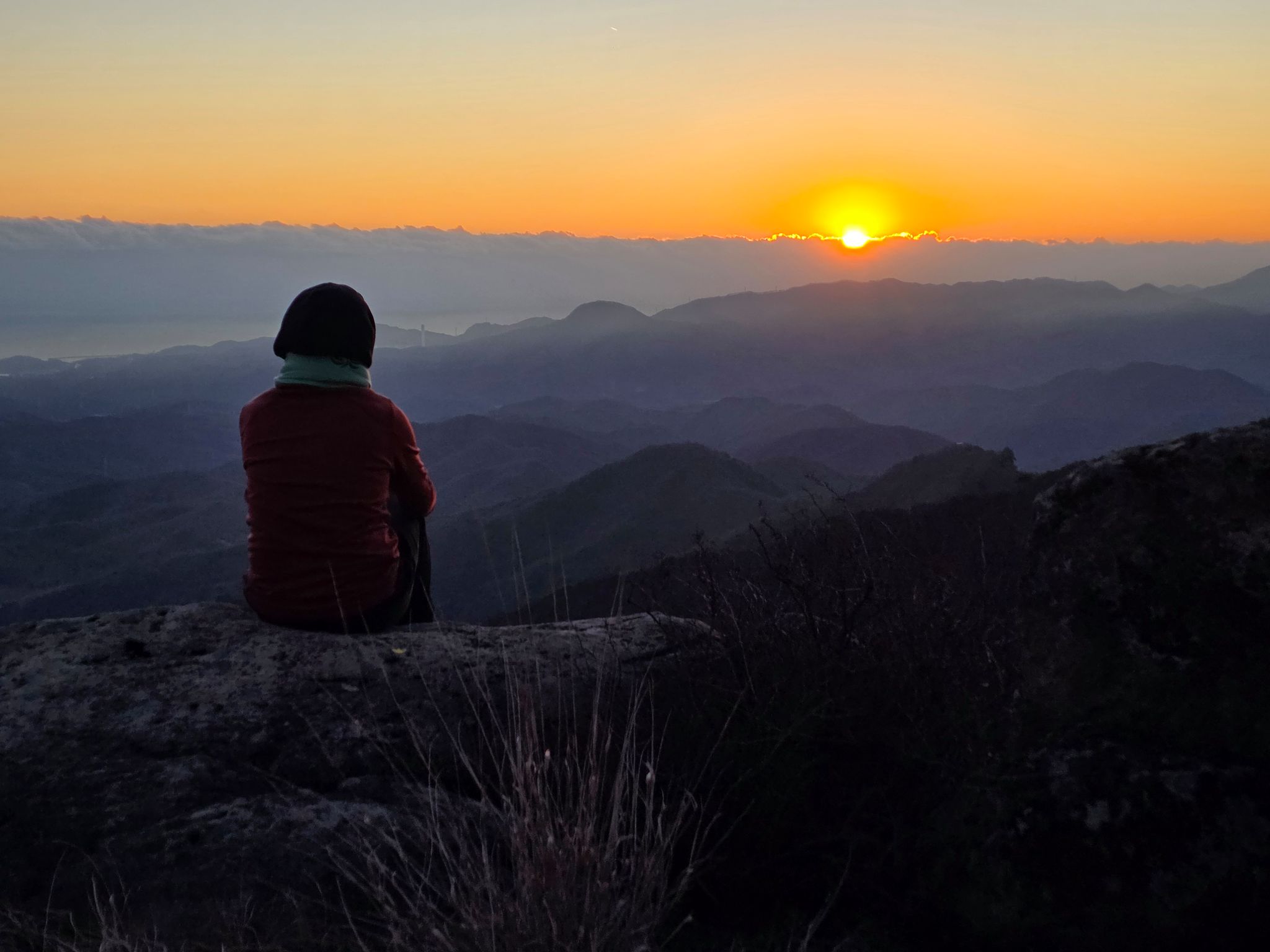 쉰움산에서 본 동해 일출. 오십정에서는 바다가 절반, 산이 절반쯤 펼쳐진다. 