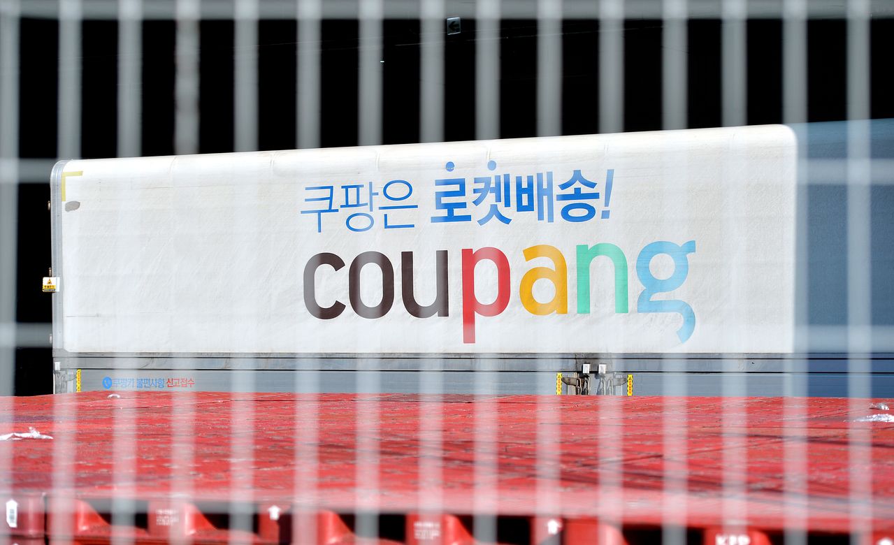 대규모 개인정보 유출 사태를 일으킨 쿠팡을 대상으로 공정거래위원회가 13일 대규모 현장조사에 착수한 가운데 대전의 한 쿠팡 물류센터에서 대형 배송 차량이 이동하고 있다.김성태 객원 기자