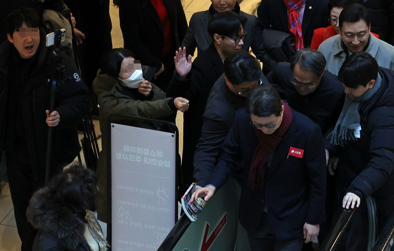 한동훈 전 국민의힘 대표 지지자들이 14일 오전 서울 여의도 중소기업중앙회에서 국민의힘 서울시당 신년인사회를 마치고 이동하는 신동욱 최고위원을 향해 한동훈 전 대표 제명 철회를 요구하고 있다. 국민의힘 중앙윤리위원회는 이날 '당원게시판 사태'와 관련해 한동훈 전 대표의 제명을 결정했다. 뉴시스