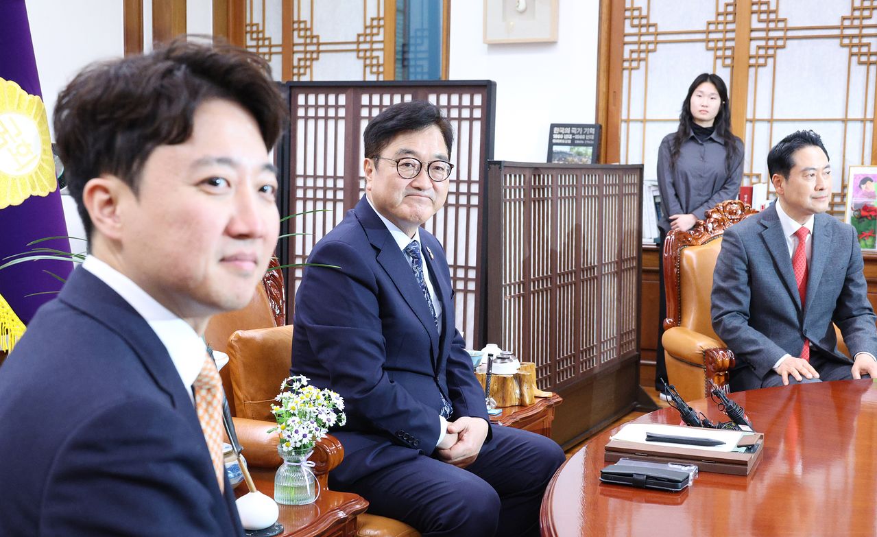 우원식 국회의장이 13일 서울 여의도 국회 의장실을 찾은 장동혁 국민의힘 대표, 이준석 개혁신당 대표를 접견하고 있다. 뉴스1