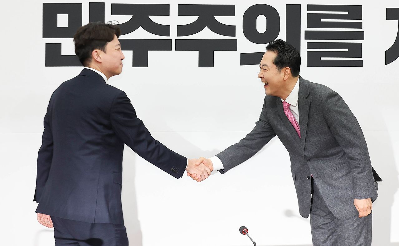 장동혁 국민의힘 대표(오른쪽)와 이준석 개혁신당 대표가 13일 국회에서 공천헌금 의혹 등에 대해 논의하기 위해 만나 악수하고 있다. 임현동 기자