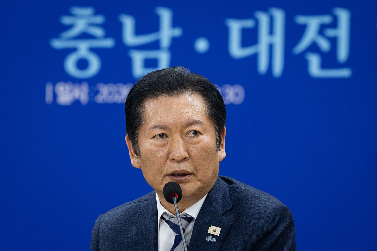 정청래 더불어민주당 대표가 14일 충남 서산시 서산축산종합센터에서 열린 충남 민생 현장 최고위원회의에서 모두 발언을 하고 있다. 뉴스1