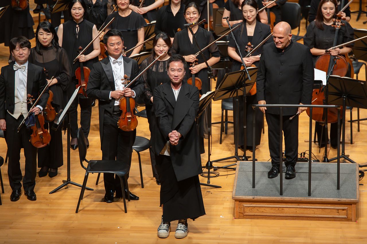 정재일 음악감독이 지난 9월 서울 롯데콘서트홀에서 자신의 음악이 연주된 후 관객에게 인사하고 있다. [사진 서울시향]