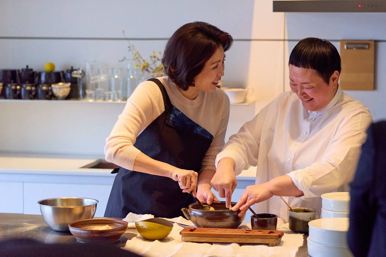 12일 김혜경 여사와 노영희 셰프가 재일동포 예술인들에게 선물할 궁중 한과를 함께 만들고 있다. 청와대