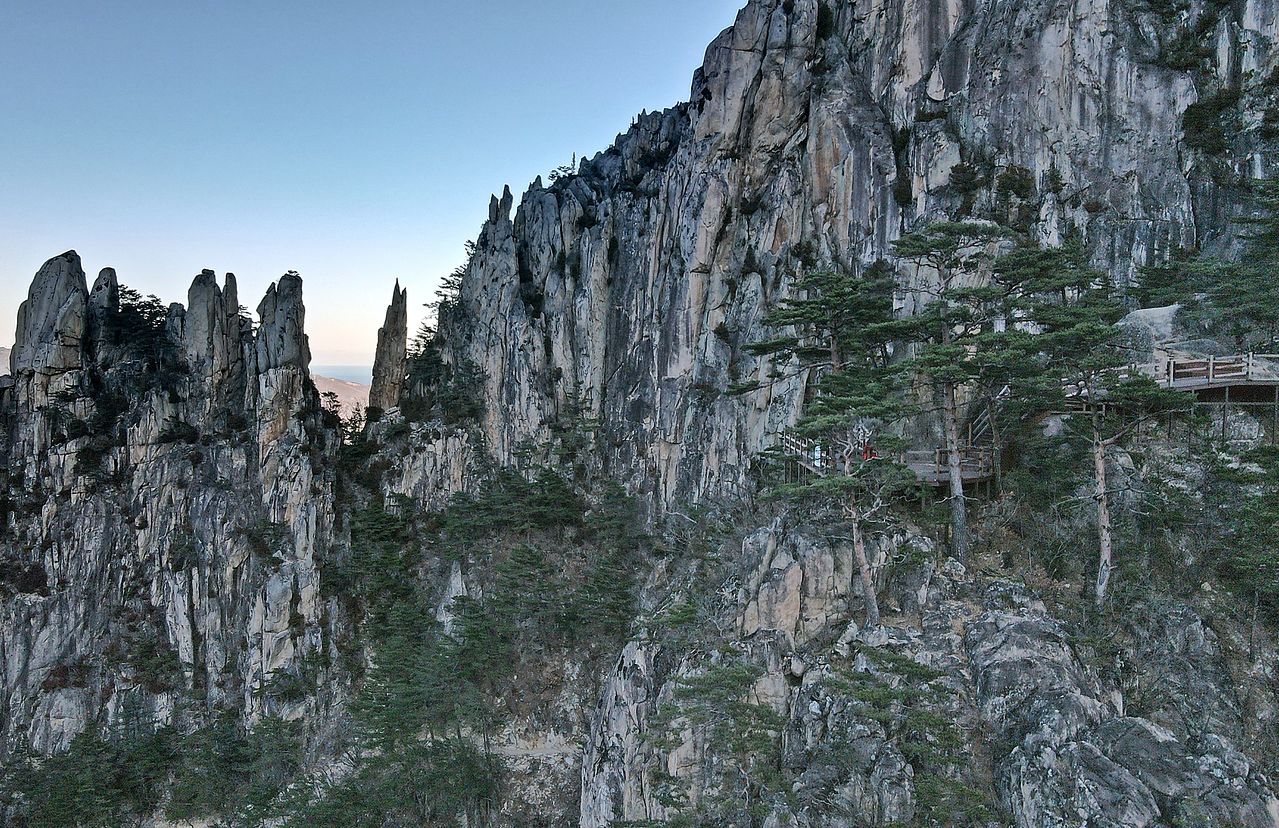 쉰움산에서 두타산으로 가면 베틀바위를 만날 수 있다. 창검처럼 날카로운 바위들이 모인 곳이 베틀바위다.  