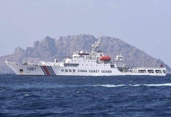 센카쿠(중국명 댜오위다오)열도 인근 수역에서 이동하는 중국 해경국 선박. 교도=연합뉴스