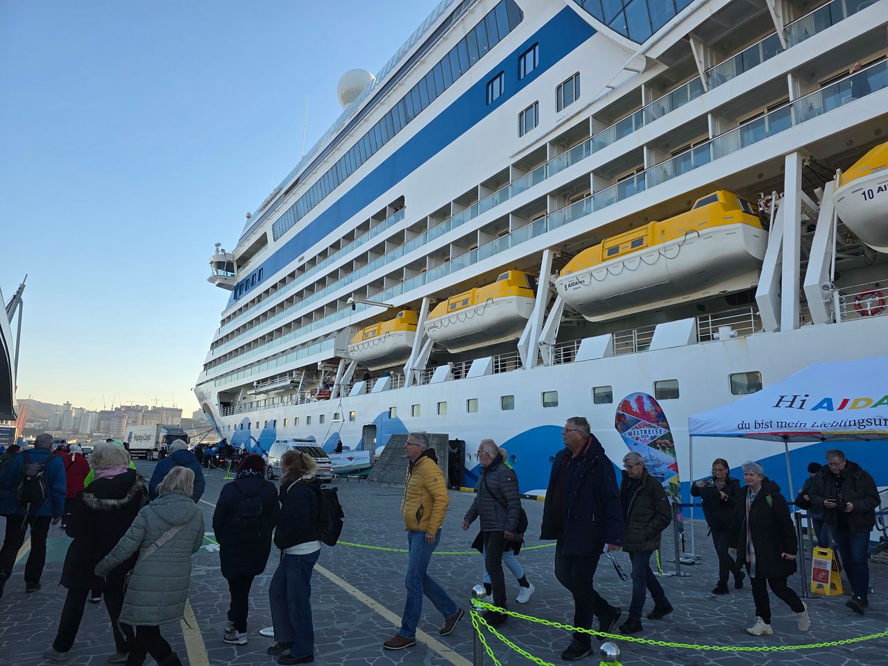 지난 12일 부산항을 찾은 아이다디바호 승객들이 하선하고 있다. 사진 부산항만공사