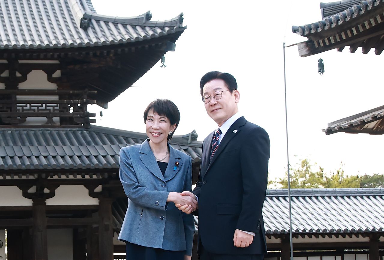 이재명 대통령과 다카이치 사나에 일본 총리가 14일 일본 나라현 사찰 호류지를 방문해 기념 사진을 촬영하고 있다. 청와대사진기자단 