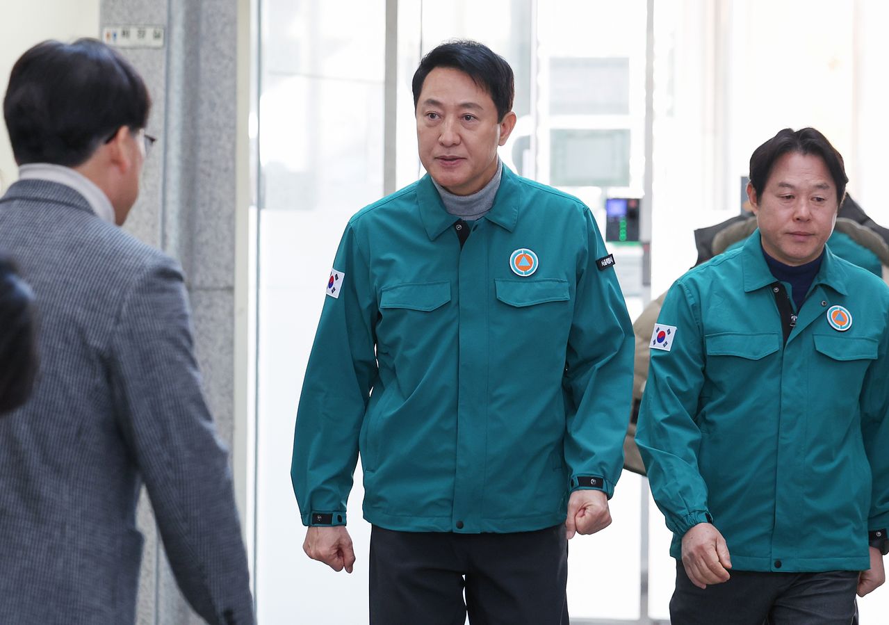 오세훈 서울시장이 14일 서울 시내버스 파업 관련 상담현황 현장검을 위해 서울 동대문구 120다산콜재단를 방문하고 있다. 뉴시스