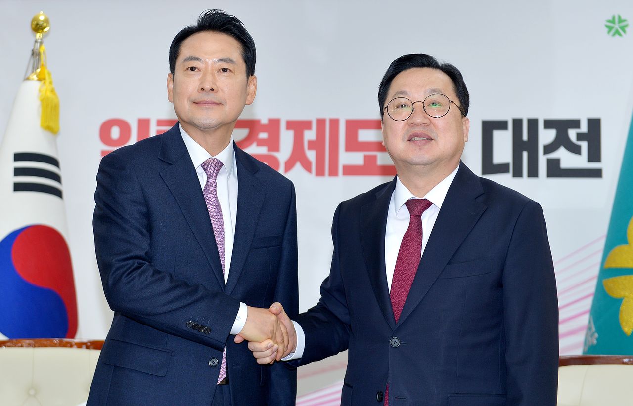 장동혁 국민의힘 대표가 14일 대전시청을 방문해 이장우 대전시장과 대전·충남 행정통합 관련 대화에 앞서 악수하고 있다. 김성태 객원기자 