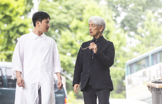 영화음악 감독 사카모토 류이치(오른쪽)와 정재일 음악감독이 지난 2018년 21일 퇴계로 갤러리 '피크닉'에서 대담을 하고 있다. 정 감독은 평소 존경하는 작곡가로 사카모토 류이치를 꼽아왔다. 중앙포토
