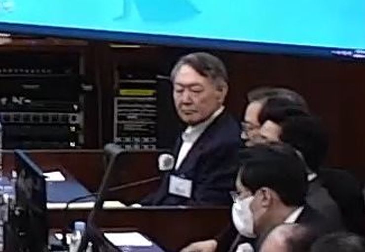 윤석열 전 대통령이 13일 서울 서초구 서울중앙지방법원에서 열린 내란 우두머리 혐의 2차 결심공판에 출석해 자리에 앉아 있다. 사진 서울중앙지방법원 영상 캡처