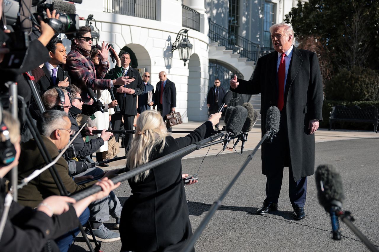 도널드 트럼프 미국 대통령이 13일(현지시간) 백악관을 떠나기 위해 마린 원 헬리콥터로 이동하는 길에 기자들에게 발언하고 있다. 로이터=연합뉴스