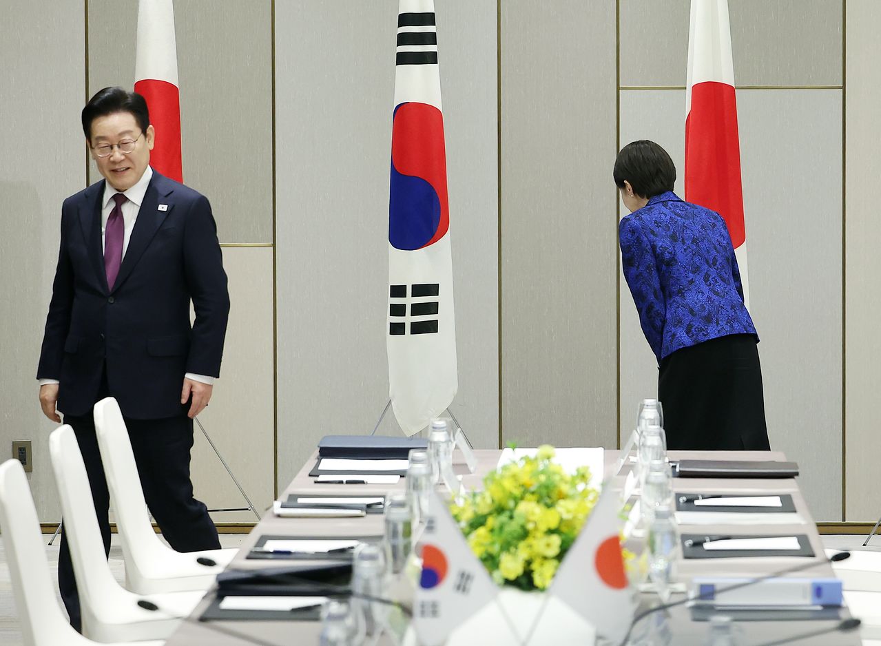 다카이치 사나에 일본 총리가 13일 나라현 회담장에서 열린 이재명 대통령과의 한·일 정상회담에 앞서 태극기를 향해 인사하고 있다. 전민규 기자