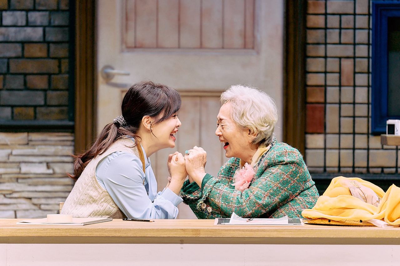 연극 ‘노인의 꿈’은 중년 여성 ‘봄희’(왼쪽·하희라)와 김영옥이 연기한 할머니 ‘춘애’가 만나며 시작되는 이야기를 통해 고령화 시대 꿈의 의미를 담은 작품이다. [사진 수컴퍼니]