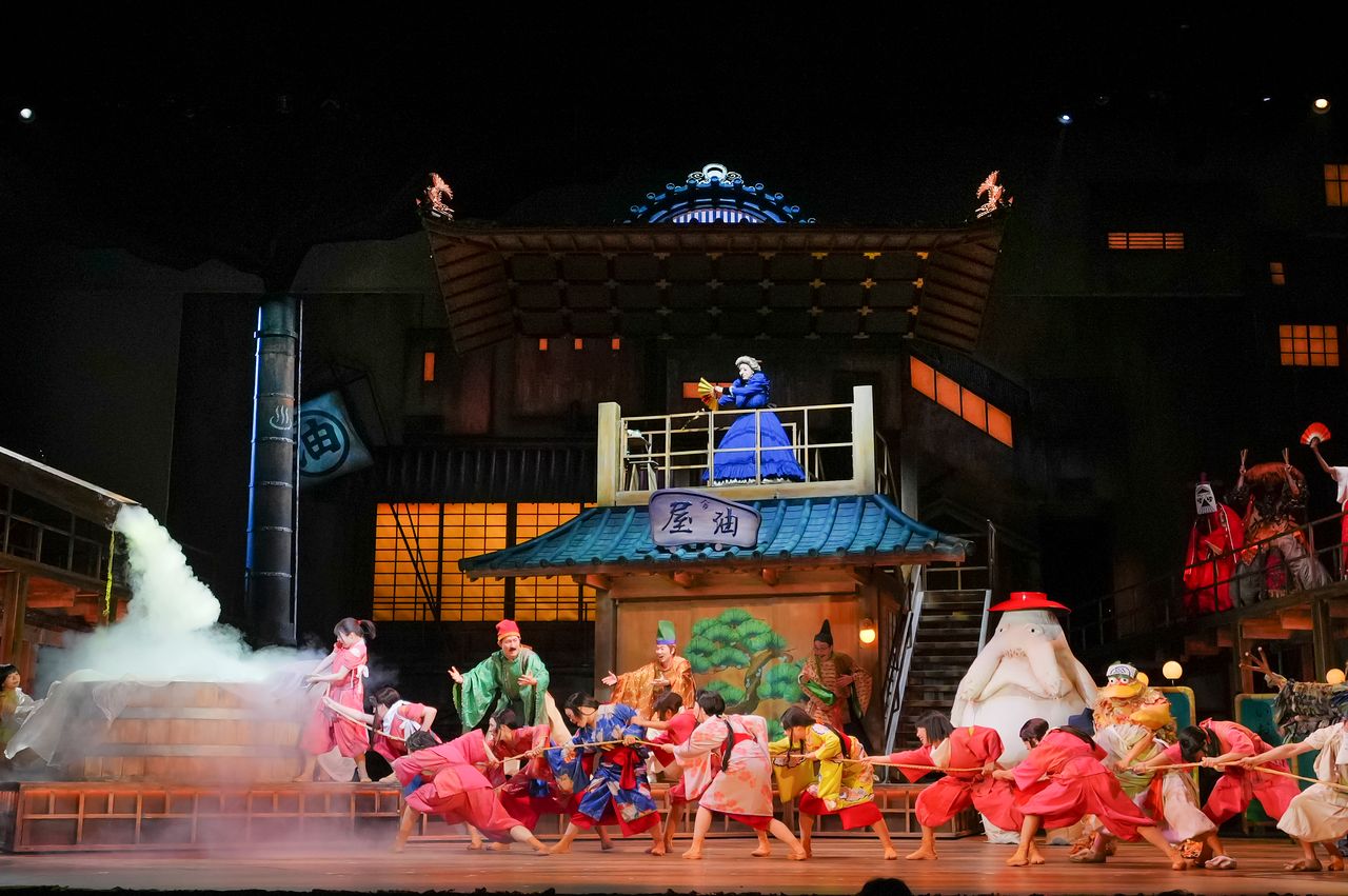 '센과 치히로의 행방불명'의 온천장 직원들 모습 . 사진 TOHO Theatrical Dept. 