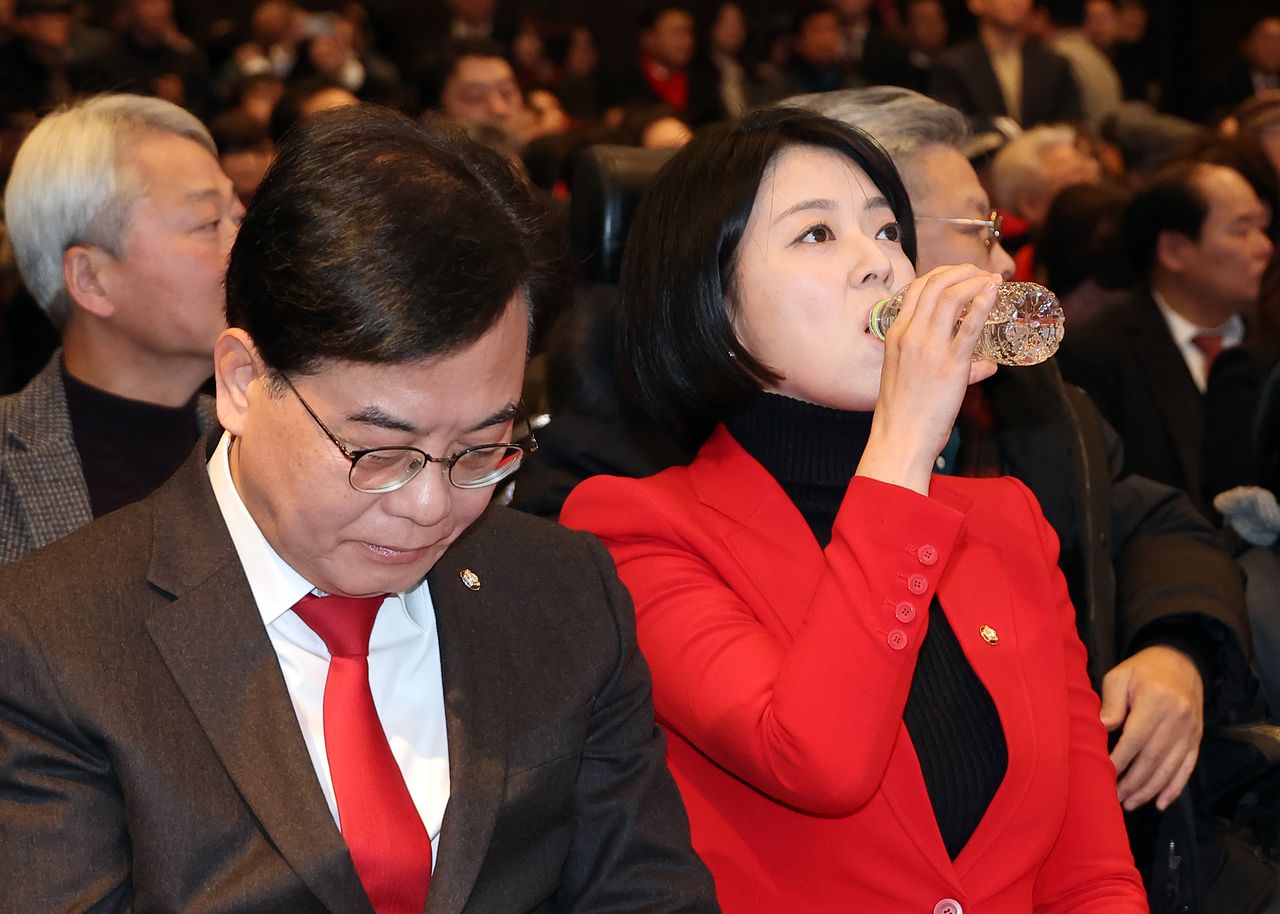 국민의힘 송언석 원내대표와 서울시당 위원장인 배현진 의원이 14일 서울 여의도 중소기업중앙회에서 열린 2026 국민의힘 서울시당 신년 인사회에 나란히 자리하고 있다. 연합뉴스