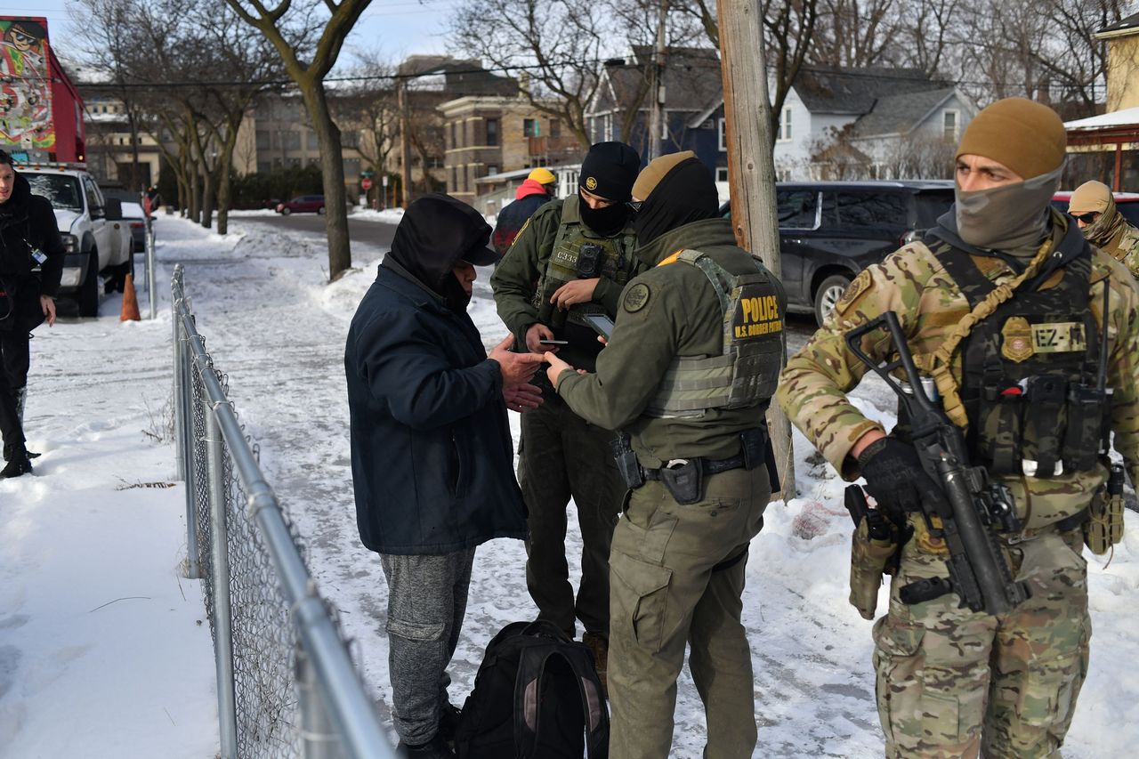 11일(현지시간) 미국 미네소타주 미니애폴리스에서 한 인근을 순찰하던 미 세관국경보호국(CBP) 요원이 이민 단속 활동 중 한 남성을 단속하고 있다. 로이터=연합뉴스