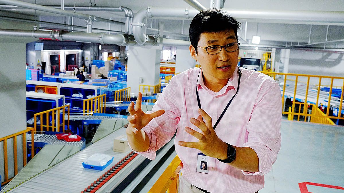  지난 2018년 서울의 쿠팡 물류센터에서 사업을 설명하는 김범석 쿠팡 이사회 의장. 로이터=연합뉴스