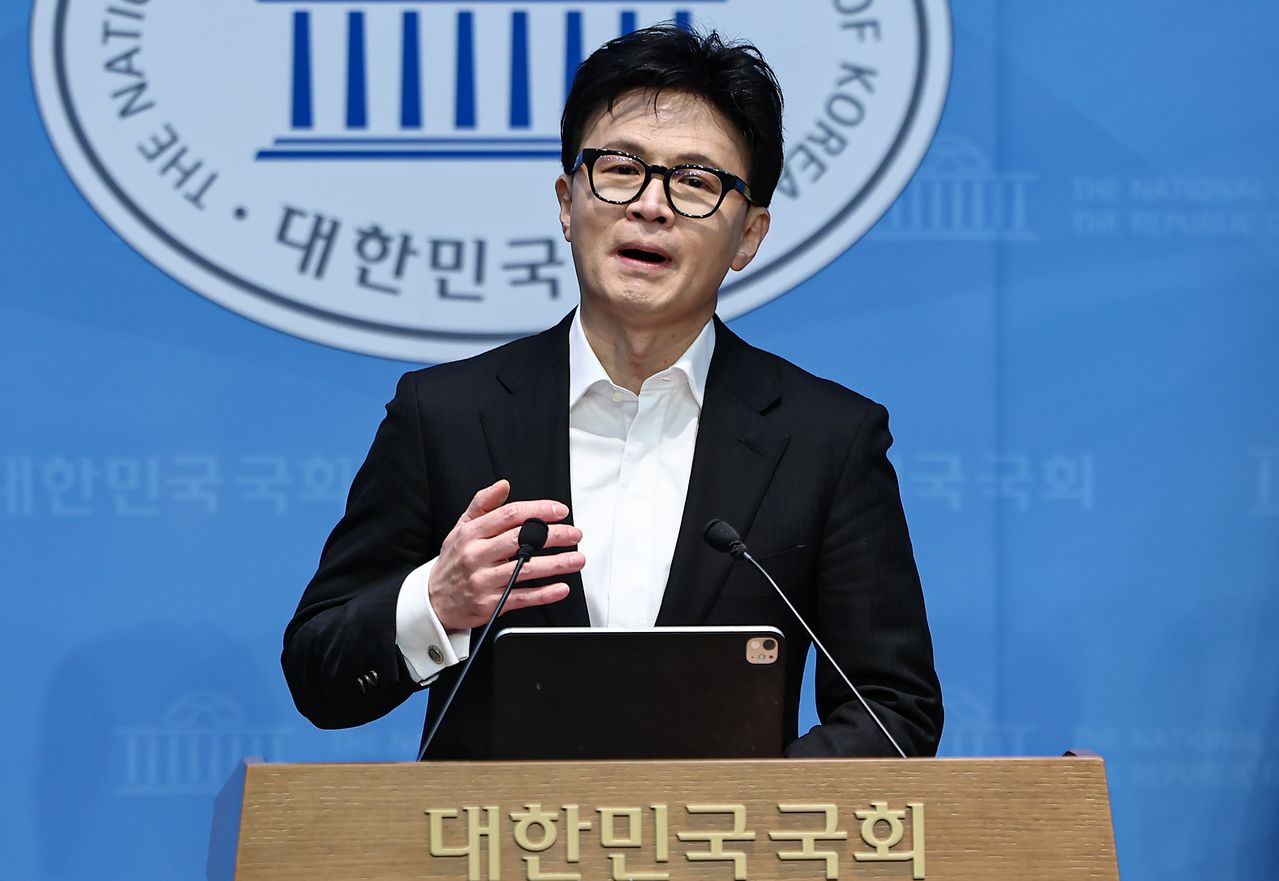 한동훈 국민의힘 전 대표가 14일 서울 여의도 국회 소통관에서 윤리위의 제명 결정에 대한 입장을 밝히고 있다. 뉴스1