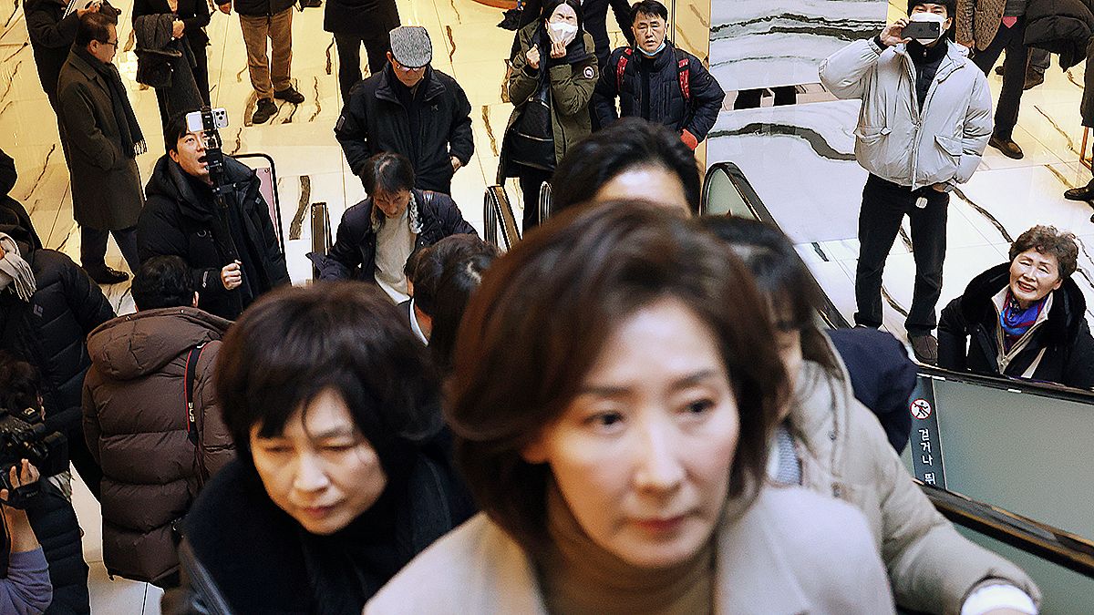  한동훈 전 국민의힘 대표 지지자들이 14일 오전 서울 여의도 중소기업중앙회에서 국민의힘 서울시당 신년인사회를 마치고 이동하는 나경원 의원을 향해 한동훈 전 대표 제명 철회를 요구하고 있다. 뉴시스