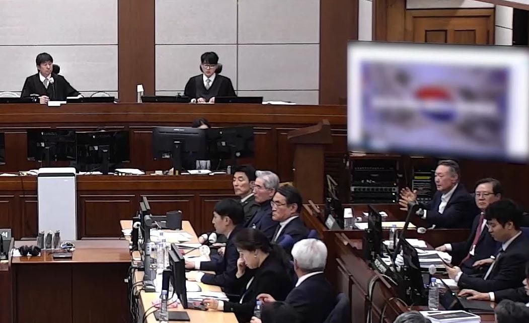 윤석열 전 대통령이 13일 오후 서울 서초구 서울중앙지방법원에서 진행된 내란 우두머리 혐의 2차 결심공판에 출석해 재판부에 의견을 전달하고 있다. 뉴스1