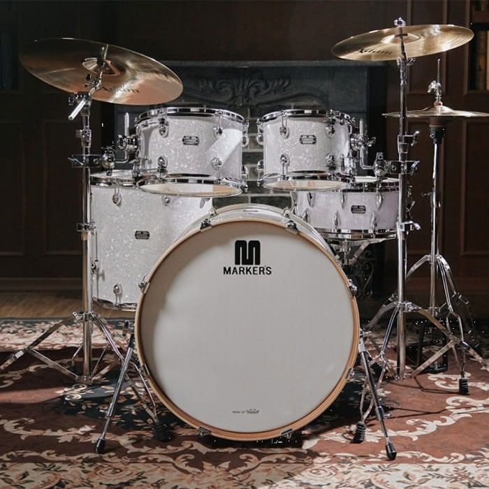 이재명 대통령이 다카이치 사나에 일본 총리에게 선물한 장준철 명장의 나전칠기 장식이 더해진 한국산 드럼 세트. 사진 청와대 