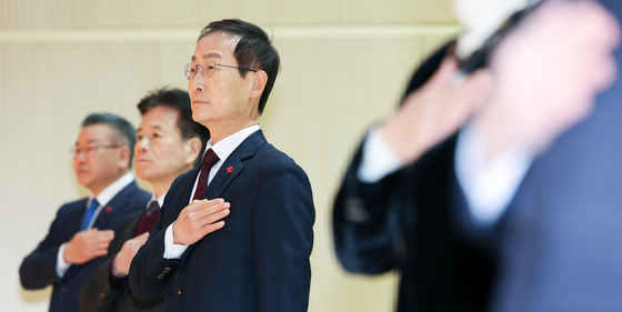 김호철 감사원장이 지난 2일 서울 감사원 대강당에서 열린 취임식에서 국민의례를 하고 있다. 맨 왼쪽은 윤석열 정부 감사원 사무총장이었던 유병호 감사위원이다. 우상조 기자