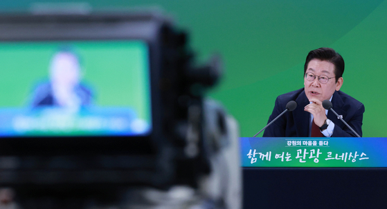 이재명 대통령이 지나해 9월 12일 강원도 춘천시 강원창작개발센터에서 열린 지역 토론회 '강원의 마음을 듣다' 타운홀 미팅에서 발언하고 있다. 연합뉴스