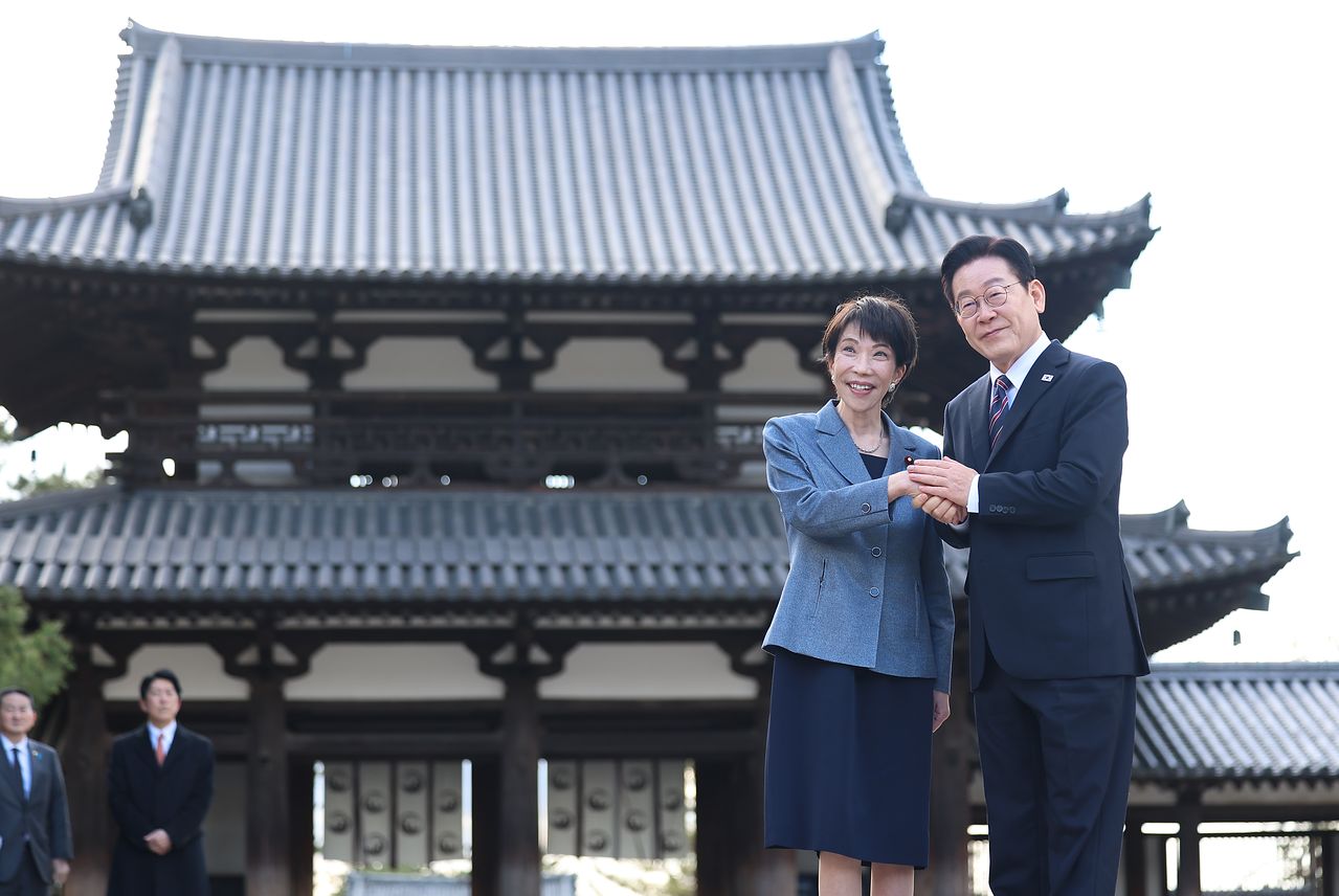 이재명 대통령과 다카이치 사나에 일본 총리가 14일 일본 나라현 대표 문화유적지인 호류지(법륭사)에서 기념촬영을 하고 있다. 연합뉴스
