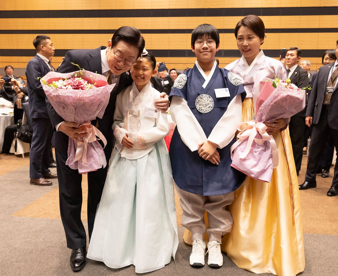 한일 정상회담을 위해 일본을 방문한 이재명 대통령과 김혜경 여사가 14일 일본 나라현의 한 호텔에서 열린 간사이 동포 간담회에 참석해 화동으로부터 꽃을 선물받은 뒤 기념사진을 찍고있다. 전민규 기자