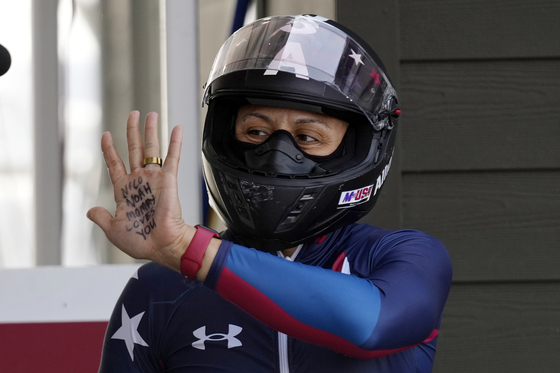 청각장애가 있는 두 아들에게 "사랑한다"는 메시지를 전하는 테일러. AP=연합뉴스