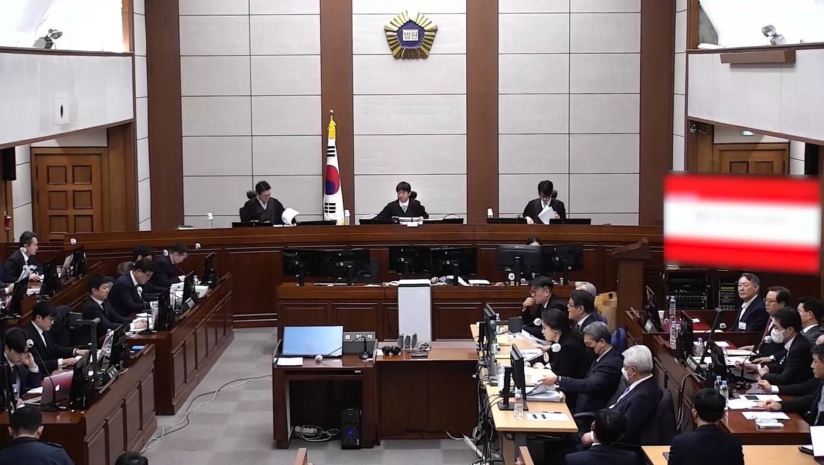 윤석열 전 대통령이 13일 서울 서초구 서울중앙지방법원에서 열린 내란 우두머리 혐의 2차 결심공판에 출석해 자리에 앉아있다. 뉴스1