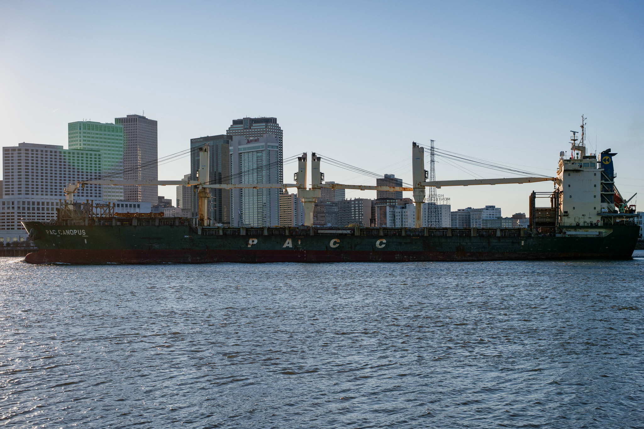 지난해 11월 27일(현지시간) 미국 루이지애나주 뉴올리언스 미시시피강을 항해하는 컨테이너선. 로이터=연합뉴스