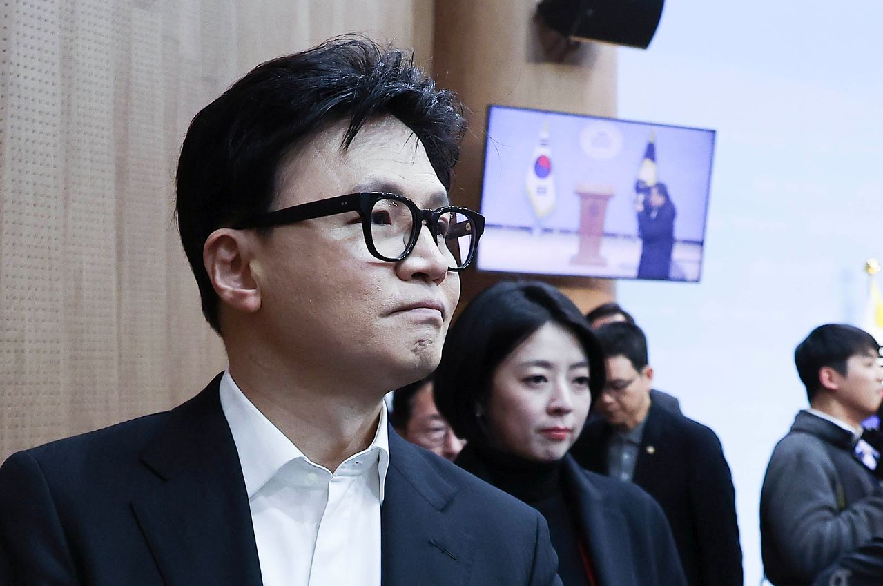 한동훈 전 국민의힘 대표(왼쪽)가 14일 오후 국회 소통관에서 당 윤리위원회가 자신을 제명한 것과 관련해 기자회견을 마친 뒤 이동하고 있다. 임현동 기자