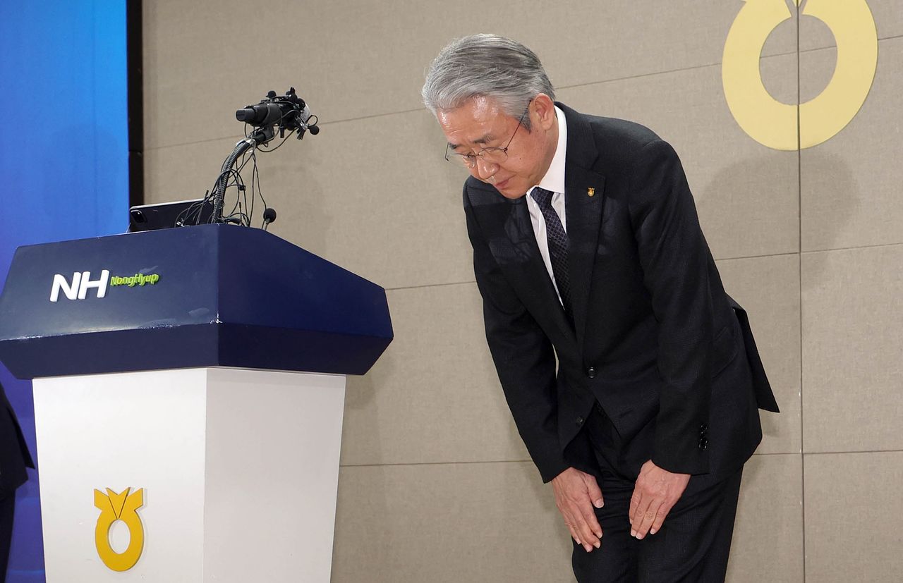 강호동 농협중앙회 회장이 13일 서울 농협중앙회 본사에서 대국민 사과문을 발표한 뒤 고개 숙이고 있다. 농협중앙회장이 대국민 사과에 나선 건 2011년 금융 전산장애 이후 15년 만이다. 강정현 기자