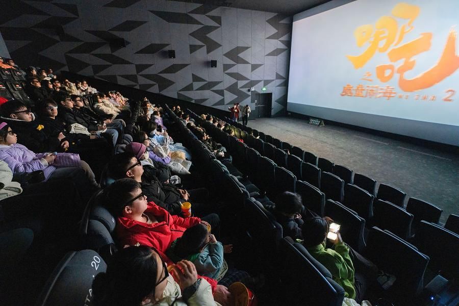 2025년 2월 3일 안후이(安徽)성 허페이(合肥)시 페이둥(肥東)현의 한 영화관에서 영화를 보고 있는 관객들. 신화통신