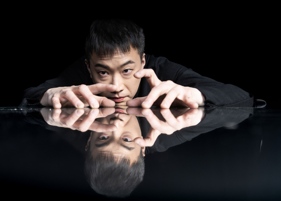 정재일 음악감독이 지난달 24일 서울 상암동 중앙일보 본사에서 인터뷰 한 후 피아노를 치는 듯 한 포즈를 취하고 있다. 권혁재 사진전문기자