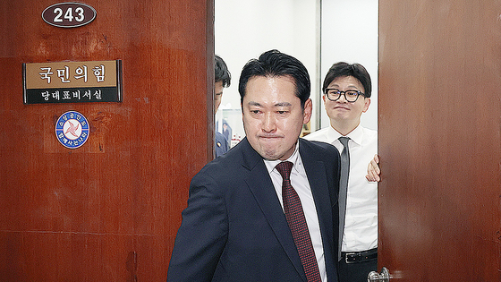 국민의힘 한동훈 대표가 2024년 12월 11일 오후 서울 여의도 국회 당대표실에서 장동혁 의원이 나가는 사이 미소를 짓고 있다. 연합뉴스