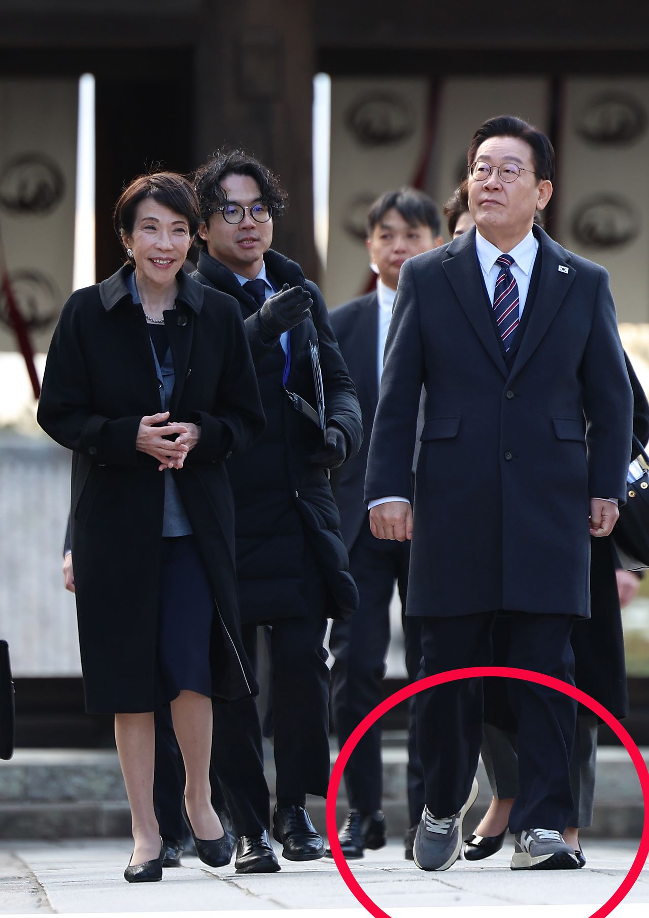 운동화를 신은 이재명 대통령과 다카이치 사나에 일본 총리가 14일 일본 나라현 대표 문화유적지인 호류지(법륭사)를 관람하고 있다. 연합뉴스