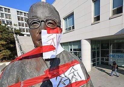 성신여대 설립자 이숙종 박사 동상에 남학생 모집 반대 문구 종이가 붙은 모습. 연합뉴스