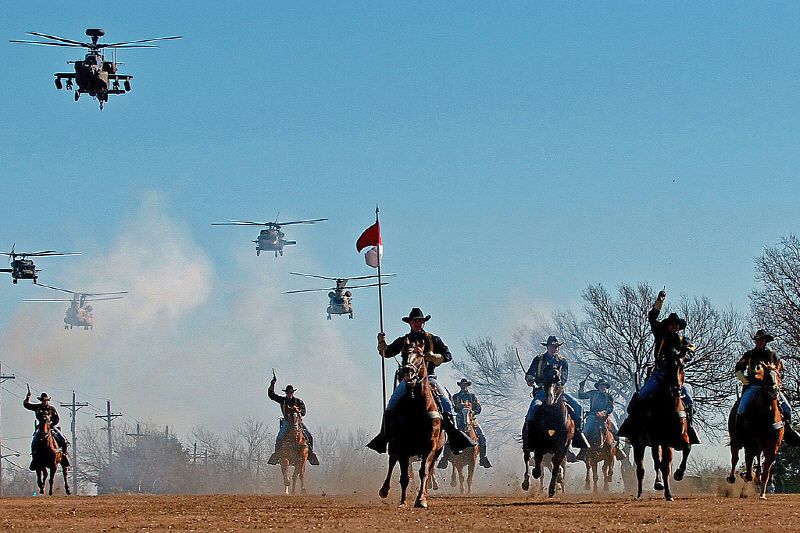 미국이 참전한 모든 전쟁에 모습을 드러냈다는 소리를 듣는 미 제1기병사단의 전통을 엿볼 수 있는 행사 장면. 서류상으로 3개월 만에 한국에서 미국으로 다시 베트남을 이동 전개하는 희한한 기록을 남겼다. 위키피디아